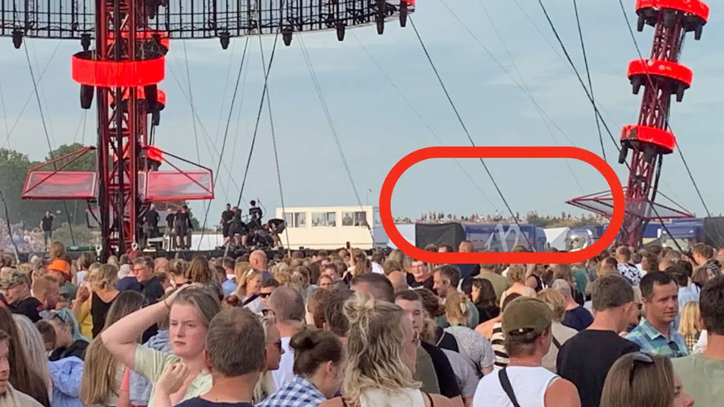 Her kan man se de mange mennesker, der ser gratis med.