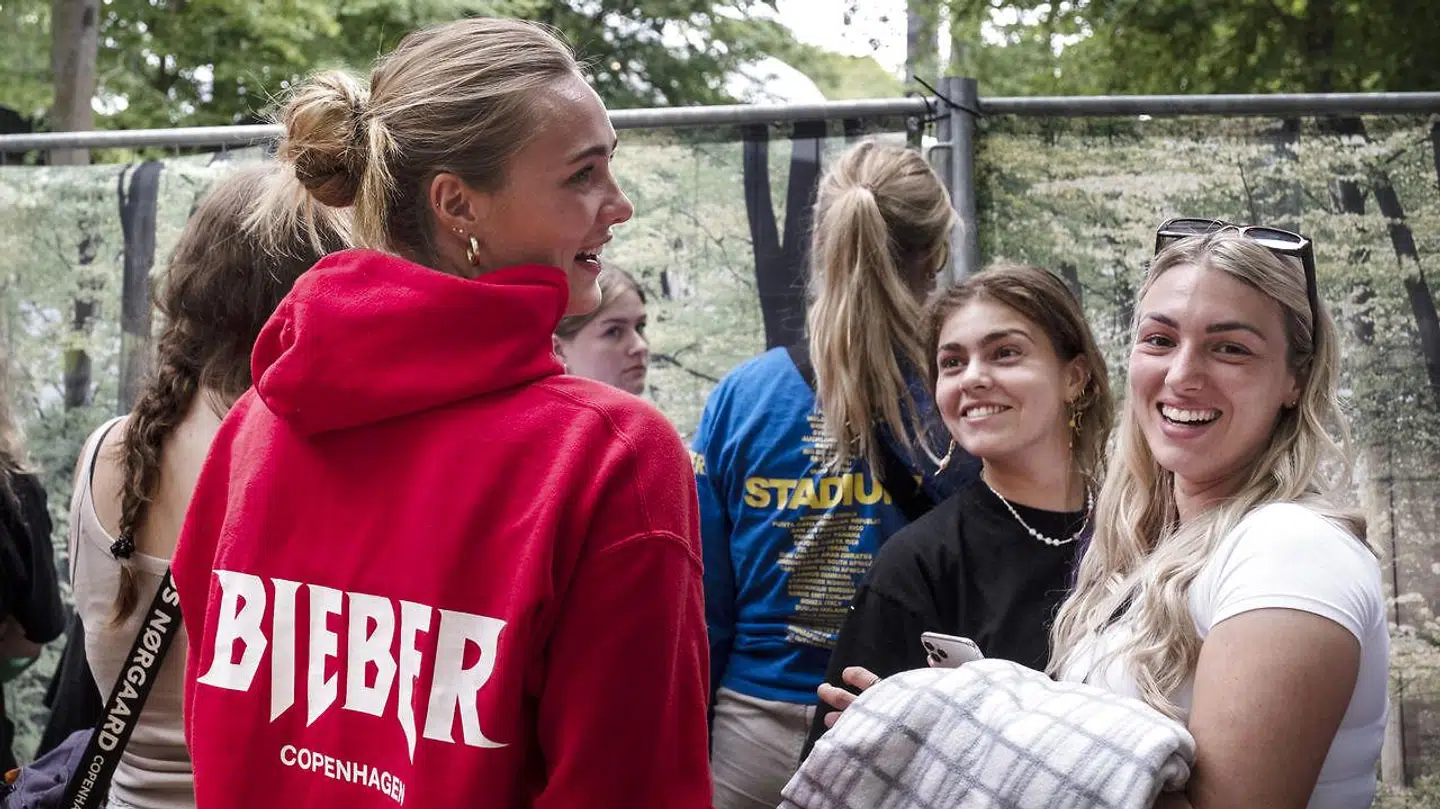 De meget dedikerede Justin Bieber-fans ventede med spænding på at hegnet blev åbnet, og de kunne løbe ind for at få en plads foran Bøgescenen til koncerten.
