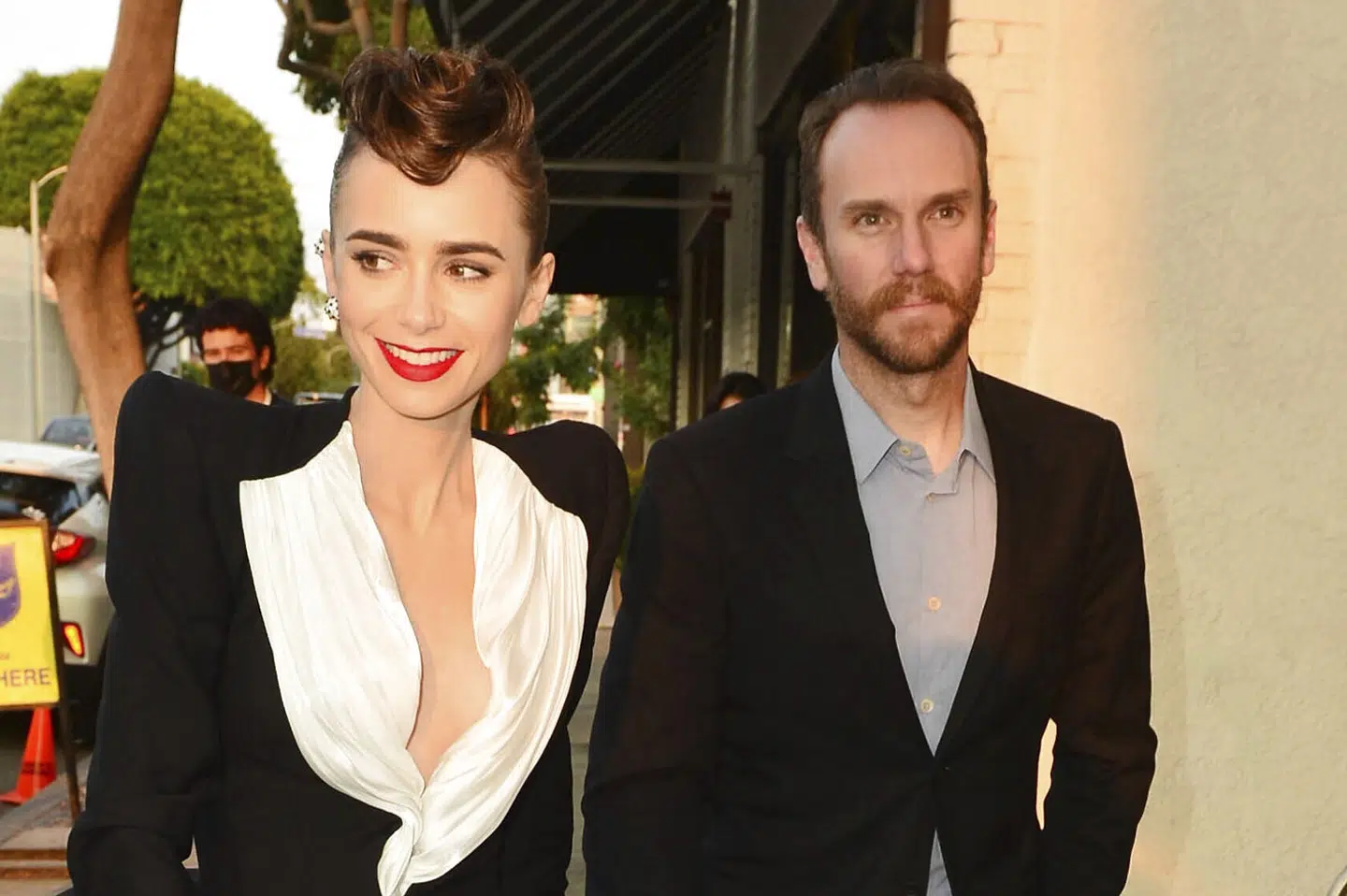Lily Collins og Charlie McDowell har dannet par siden 2019. I 2021 forseglede de kærligheden, da de giftede sig. (Arkivfoto). Gotpap/Star Max/Ipx/Ritzau Scanpix