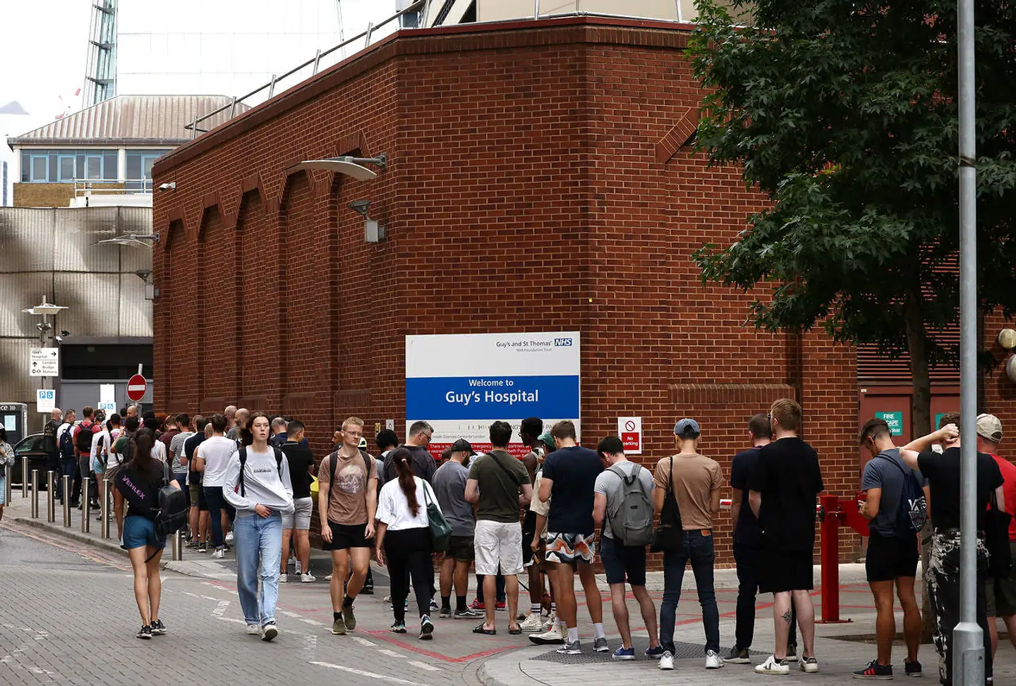 I Storbritannien er man nu begyndt at tilbyde større grupper vaccinen mod abekopper. Foto: REUTERS/Henry Nicholls