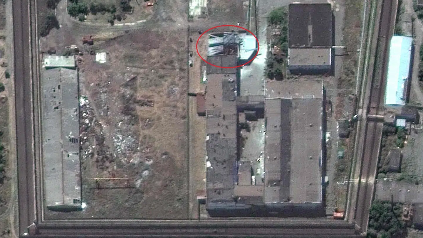 Satellitbilleder fra Maxar Technologies viser et krater, efter at et missil ramte en bygning i Olenivka-fangelejren i Donetsk fredag og dræbte mere end 50 fanger.