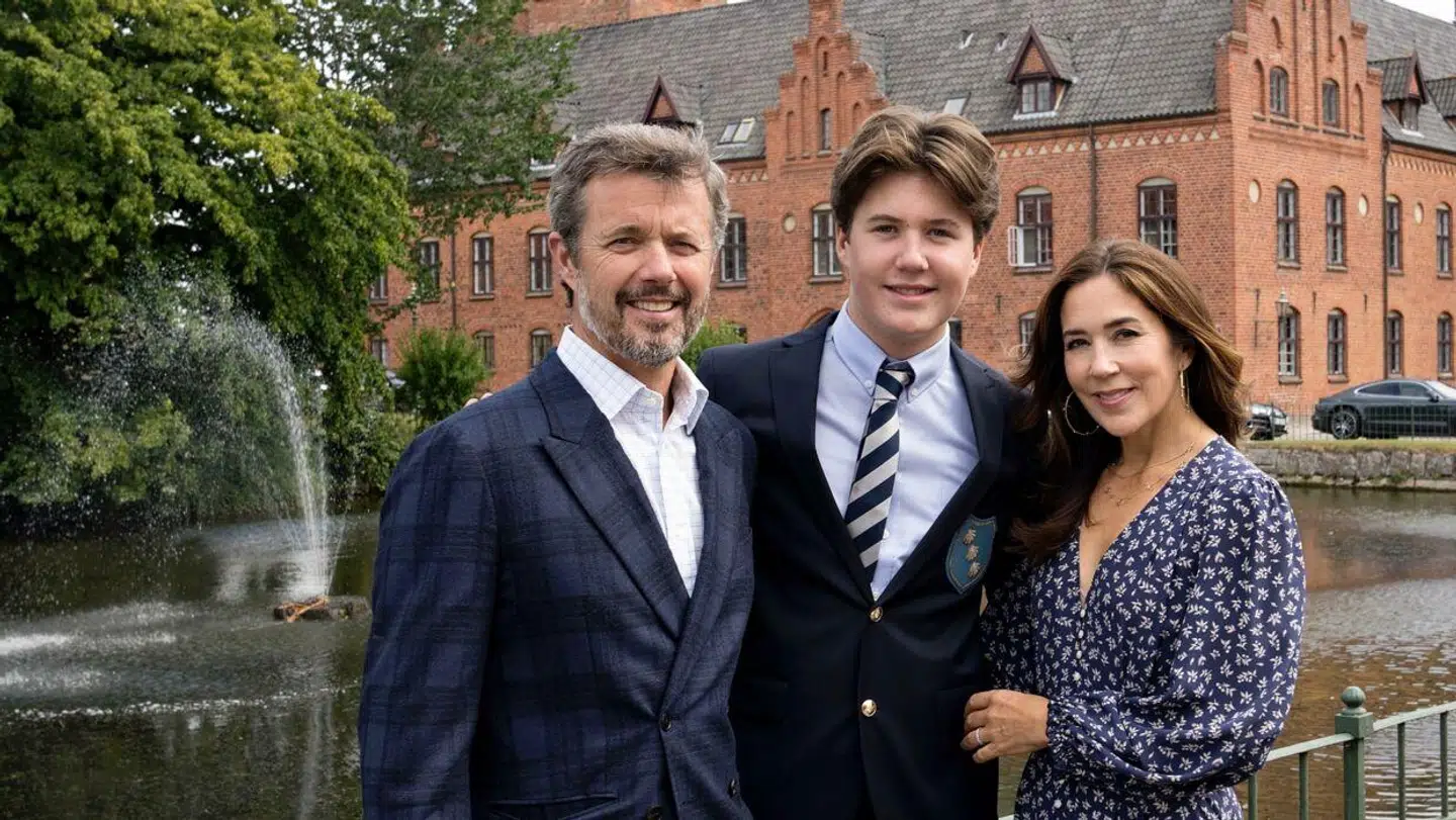 Kronprins Frederik og kronprinsesse Mary med deres ældste søn prins Christian, foran kostskolen Herlufsholm, hvor han blev trukket ud. Foto: Keld Navntoft, Kongehuset