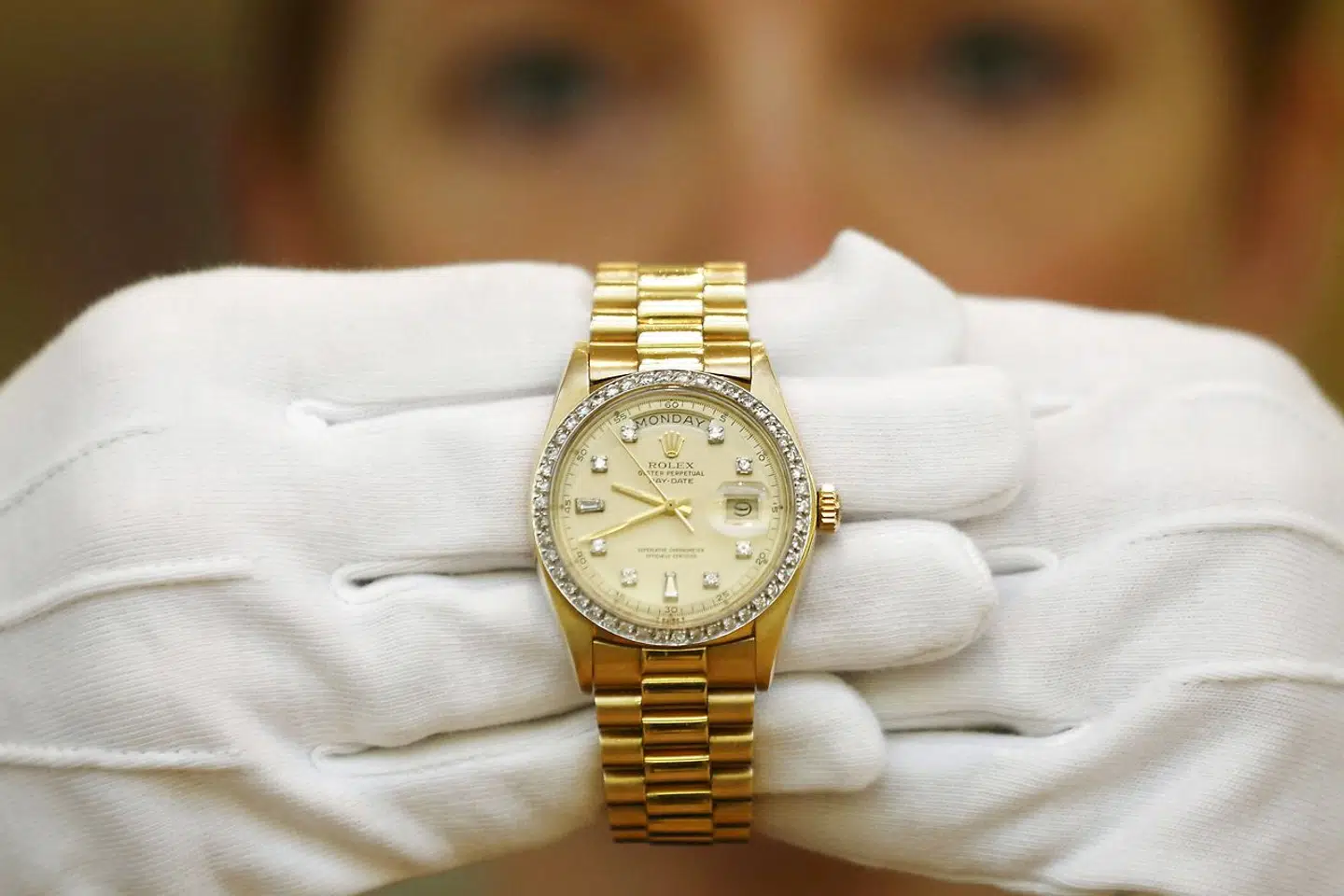 Som følge ad kryptokrisen sælger flere spekulanter deres eksklusive ure som Rolex og Patek Philippe. Det gør, at der er flere ure på markedet – og skubber priserne ned.