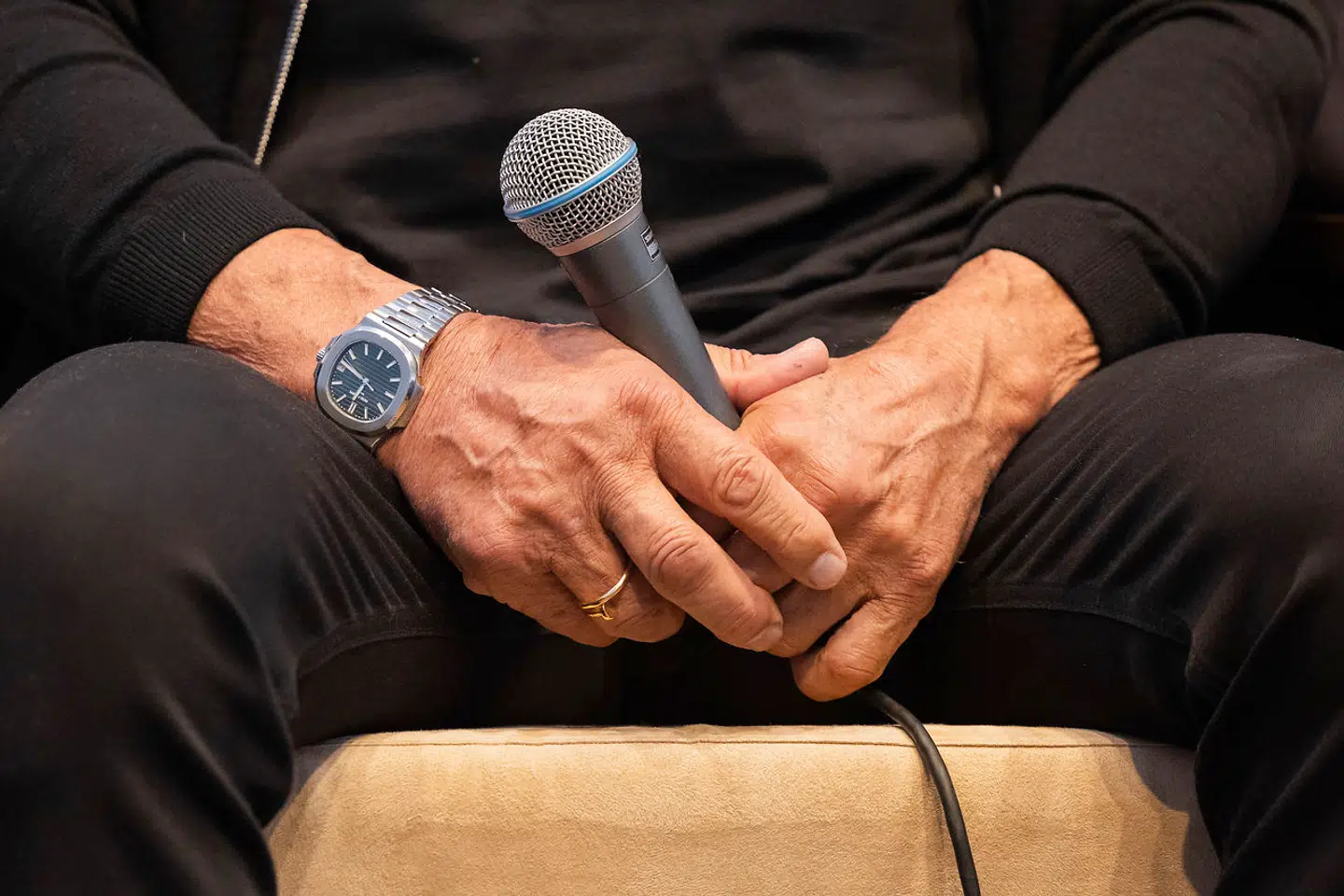 Den amerikanske skuespiller Sylvester Stallone med Patek Philippe Nautilus 5711 A. Uret kostede 240.000 dollar – svarende til omkring 1.742.000 kroner i første kvartal af 2022. Nu er prisen på uret faldet til 190.000 dollar, svarende til cirka 1.379.000 kroner. Arkivfoto: Rolf Vennenbernd/AP/Ritzau Scanpix