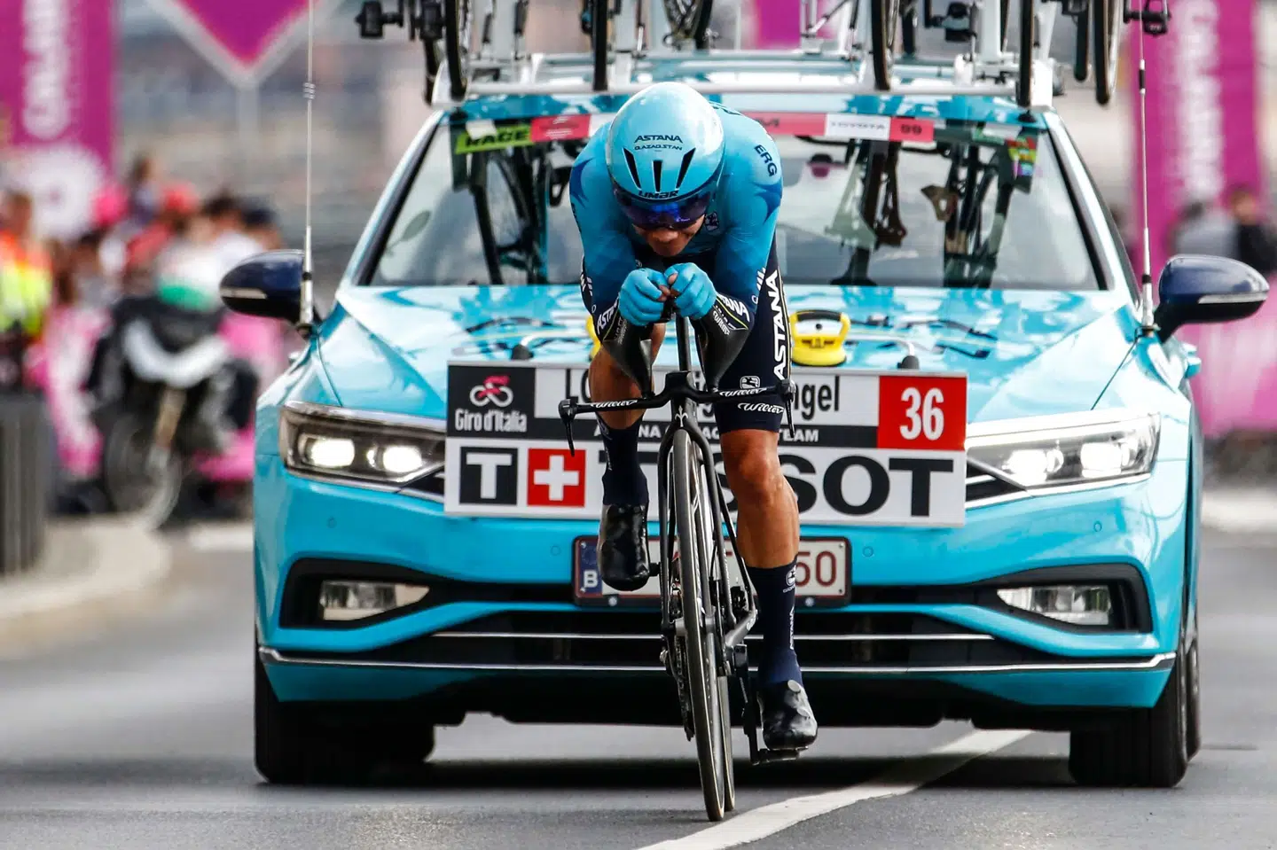 Miguel Ángel López kan sætte sig op på cyklen igen. Luca Bettini/Ritzau Scanpix