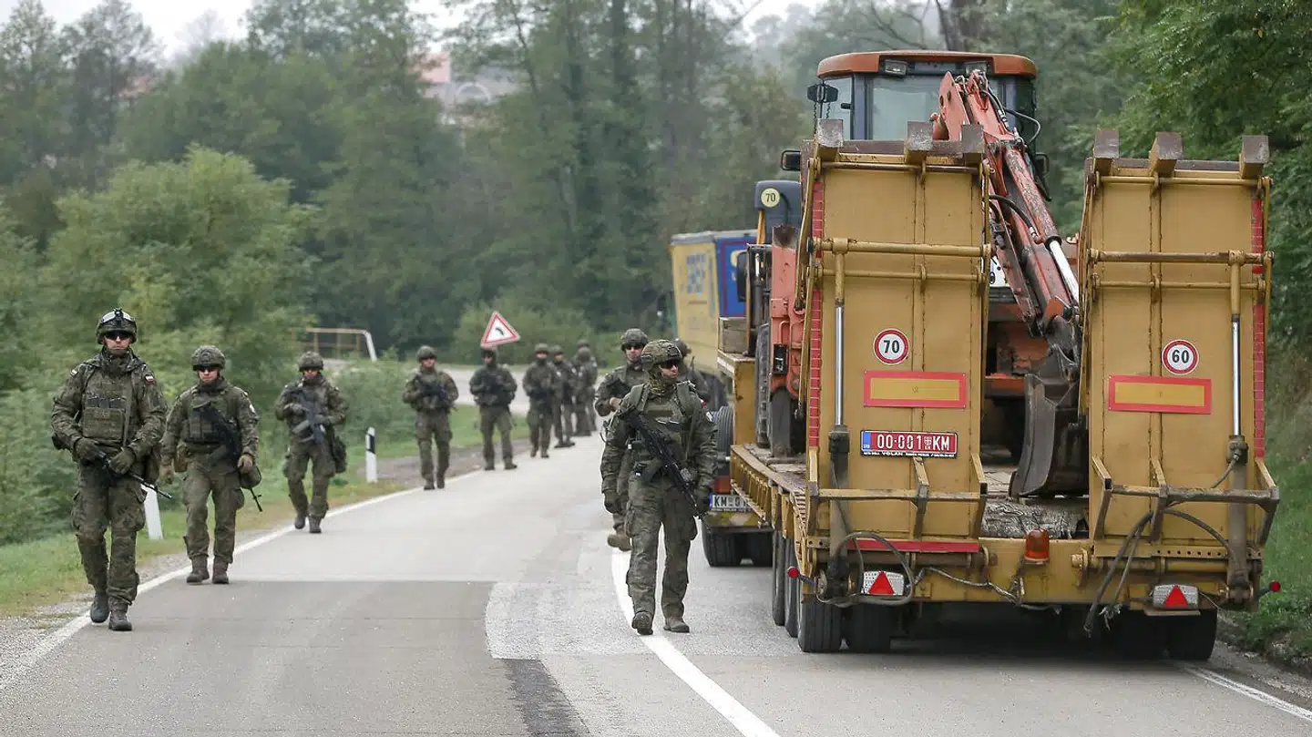 Polske soldater, som er en del af NATO's fredsbevarende styrke i Kosovo, patruljerer nær Jarinje, som er en grænseby mellem Kosovo og Serbien.