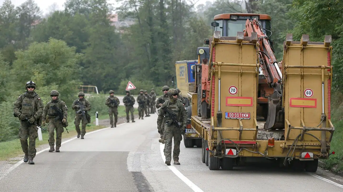 Polske soldater, som er en del af NATO's fredsbevarende styrke i Kosovo, patruljerer nær Jarinje, som er en grænseby mellem Kosovo og Serbien.