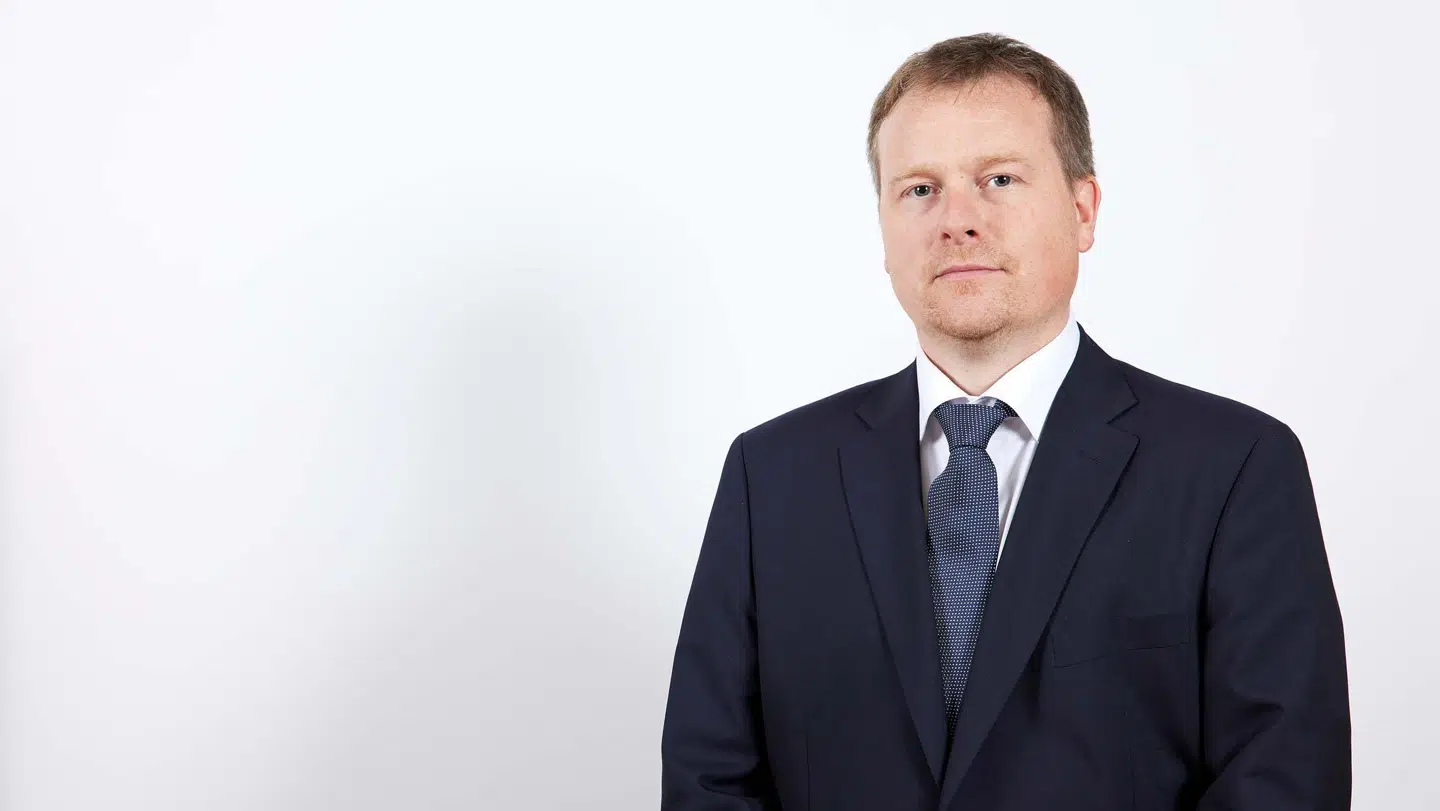 Ole Henrik Krat Bjørkholt fra Arbeiderpartiet er statssekretær i det norske Helse- og Omsorgsdepartement. Herhjemme vil det svare til søsterpartiet Socialdemokraterne og en stilling som viceminister i Sundhedsministeriet.