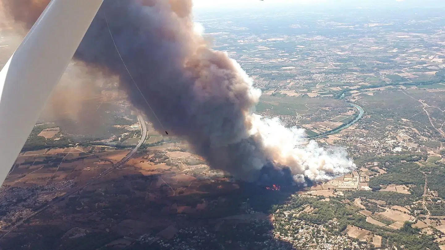 Billede fra luften af branden i det sydlige Frankrig.