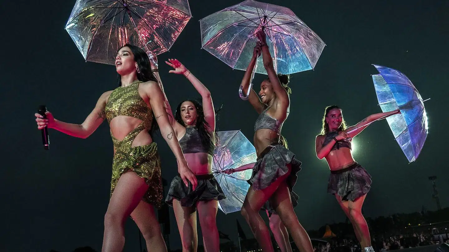 Dua Lipa spillede på Orange på Roskilde Festival torsdag den 30. juni 2022.. (Foto: Helle Arensbak/Ritzau Scanpix)