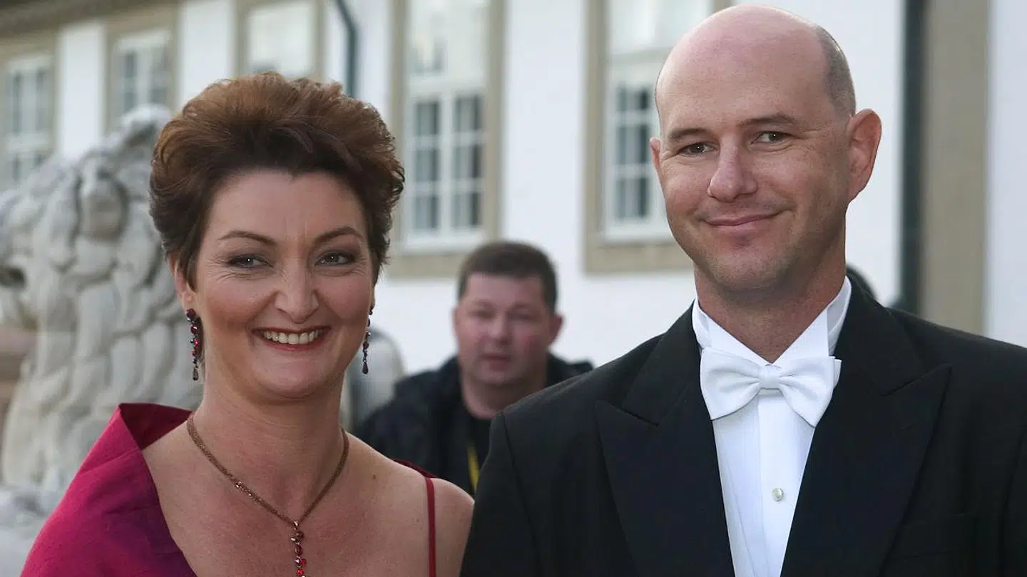 Kronprinsesse Marys bror, John Stuart Donaldson med fru Leanne ankommer til bryllupsfesten for kronprins Frederik og kronprinsesse Mary på Fredensborg Slot tilbage i 2004.