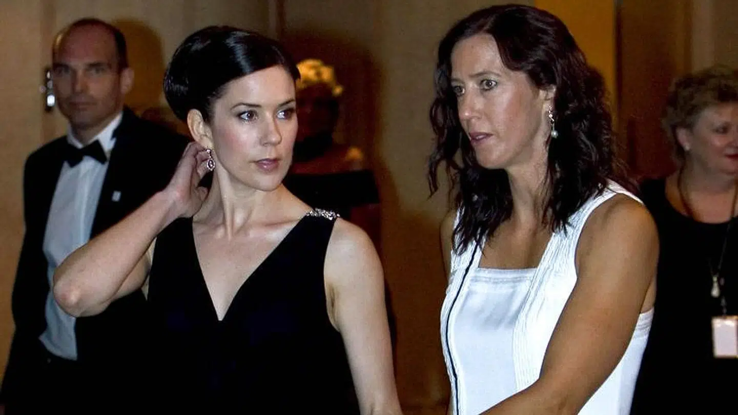 Kronprinsesse Mary til the Victor Chang Royal Ball i Sydney uden kronprins Frederik, 4. marts 2005. Her sammen med sin søster Jane Alison Stephen.