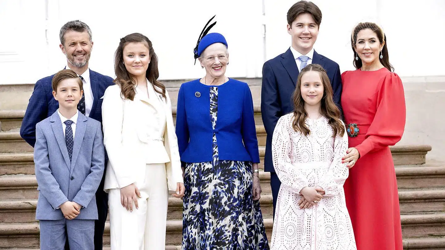 Prinsesse Isabella blev konfirmeret i Fredensborg Slotskirke lørdag d. 30. april 2022. Dronning Margrethe, Kronprins Frederik, Kronprinsesse Mary og børnene Prins Christian, Prinsesse Isabella, Prins Vincent og Prinsesse Josephine.