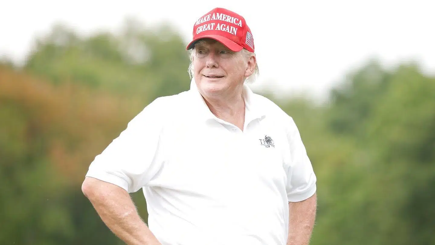 Her ses Donald Trump under en runde af golfturneringen for både profesionelle og amatører forud for weekendens LIV Golf Invitational.