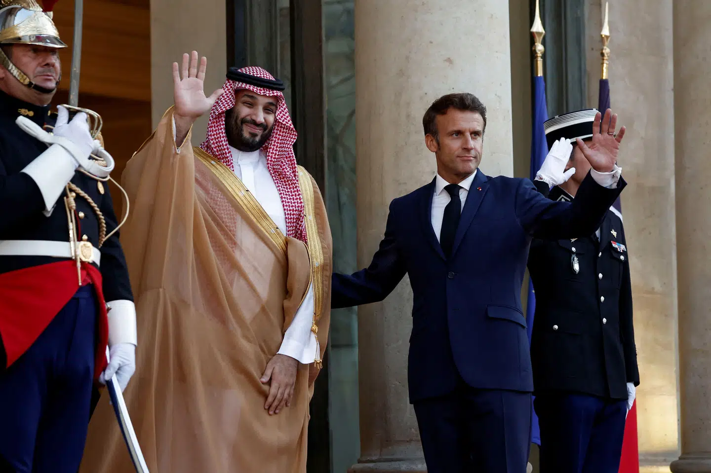 Frankrigs præsident, Emmanuel Macron, har torsdag budt den saudiarabiske kronprins, Mohammed bin Salman, velkommen i Élysée-palæet i Paris. Det vækker kritik fra flere sider. Benoit Tessier/Reuters