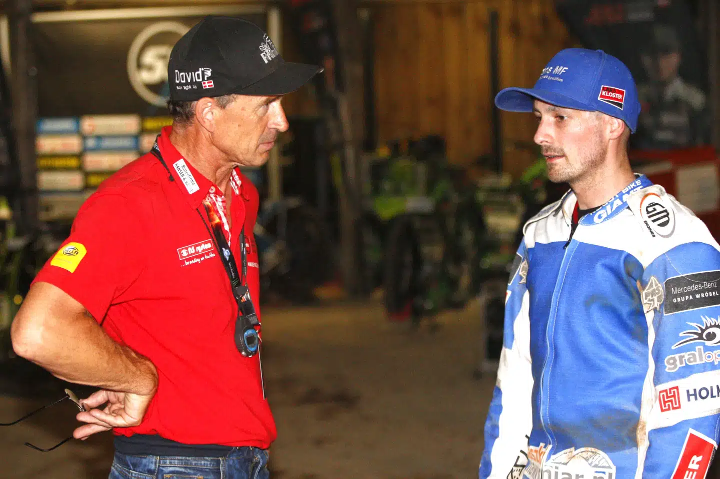 Hans Nielsen rejser rundt med de danske kørere til VM-grandprixerne. Her taler han med den nok største danske stjerne Leon Madsen. Sportxpress/Ritzau Scanpix