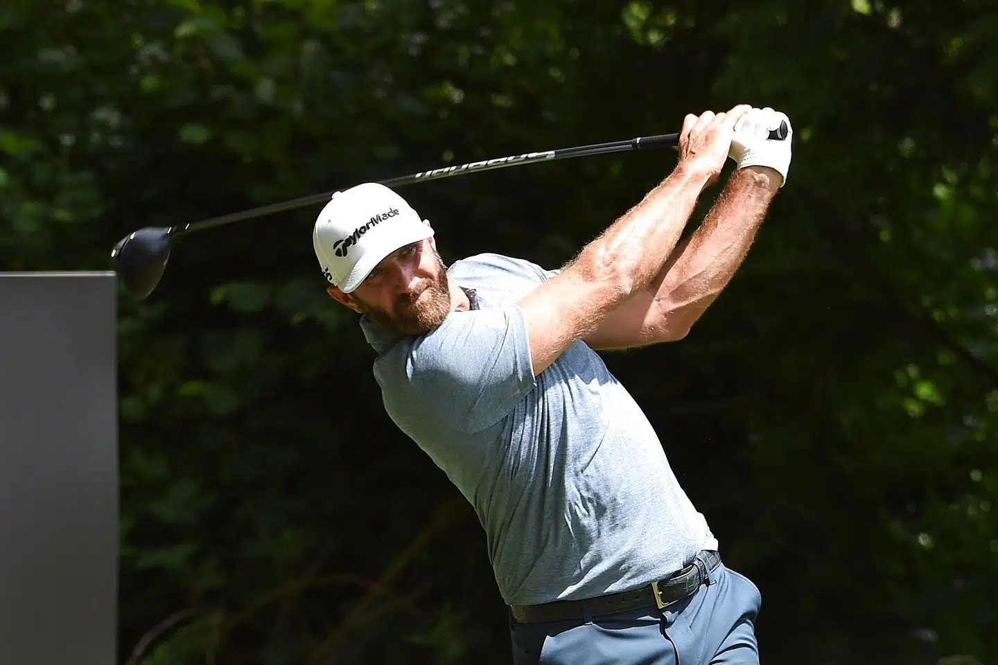 Amerikanske Dustin Johnson er en af dem, der har valgt at deltage ved LIV Golf. På billedet slår han ud i en af LIV Golfs turneringer, der foregik i starten af juli i den amerikanske delstat Oregon. Steve Dykes/Ritzau Scanpix