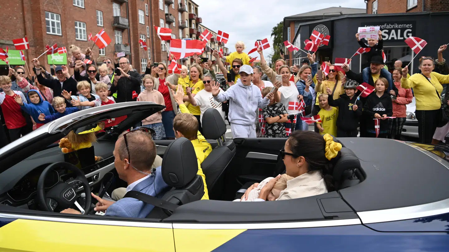 Der blev vinket og givet masser af highfives på turen fra lufthavnen til Rådhuspladsen.