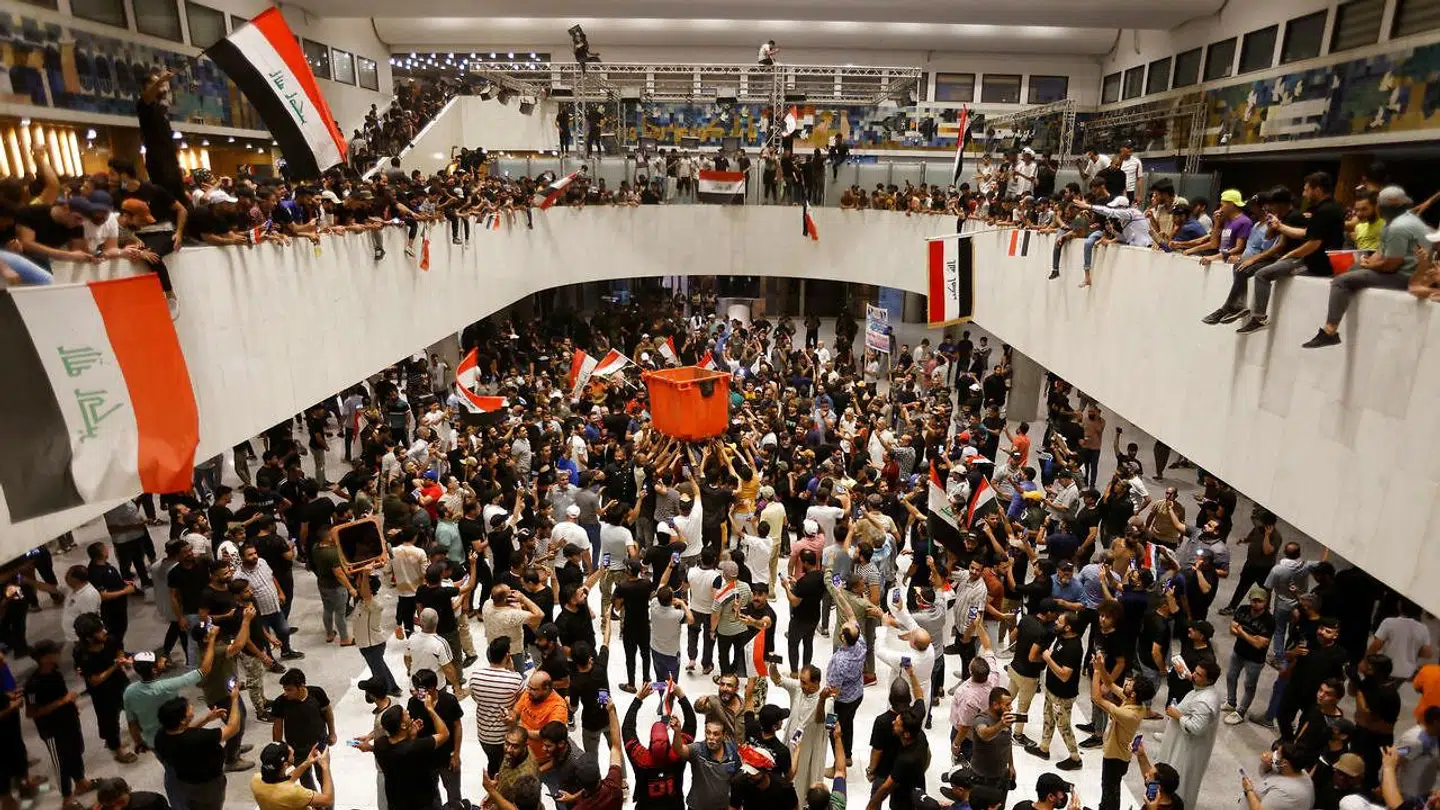 Parlamentet i Irak er blevet stormet af en rasende folkemængde.