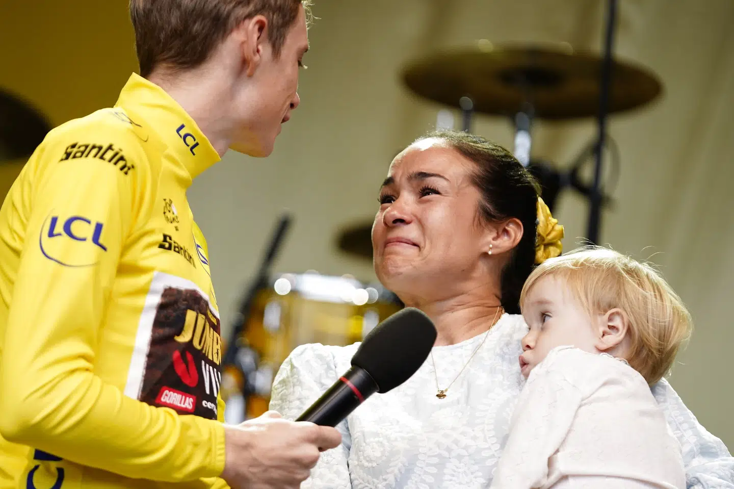 Trine og Frida kom på scenen i Tivoli, og det var en bevæget kæreste, som satte ord på, hvordan det var at se Jonas Vingegaard vinde Tour de France. Mads Claus Rasmussen/Ritzau Scanpix