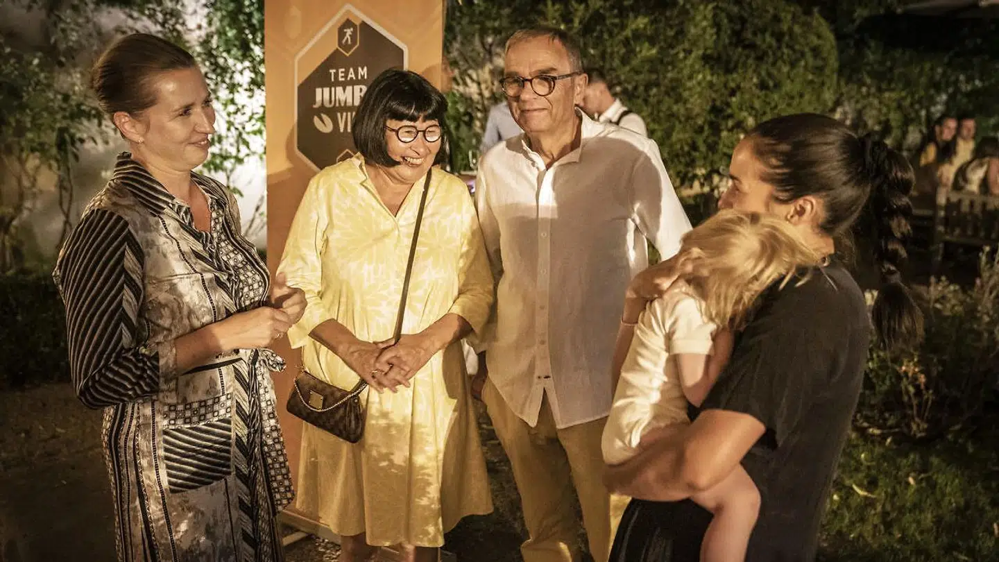 Rosa Kildahl med datteren, Trine Marie Hansen, barnebarnet, Frida, manden, Carsten, og statsminister Mette Frederiksen til fejringen af Jonas Vingegaard efter Tour-triumfen.