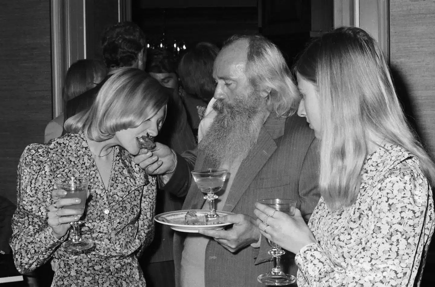 Simon Spies elskede at omgive sig med unge piger og koketterede med, at deres lykke var gjort, hvis de fødte ham en arving. Selvom han vidste, at det ikke var muligt.