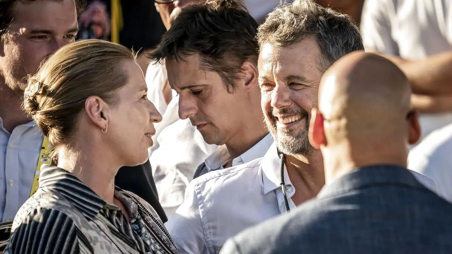 Statsminister Mette Frederiksen og kronprins Frederik ved podiet på Champs-Élysées i Paris efter sidste etape af Tour de France 2022 søndag 24. juli 2022. (Foto: Mads Claus Rasmussen/Ritzau Scanpix)