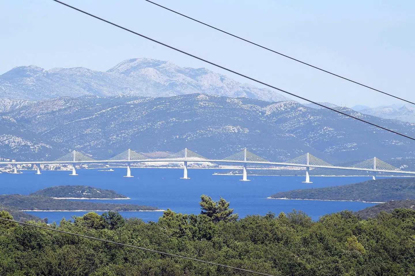 Broen fra Kroatiens fastland til Peljesac-halvøen kaldes for et af de mest ambitiøse infrastrukturprojekter, siden Kroatien i 1991 blev erklæret uafhængigt fra Jugoslavien. Elvis Barukcic/Ritzau Scanpix