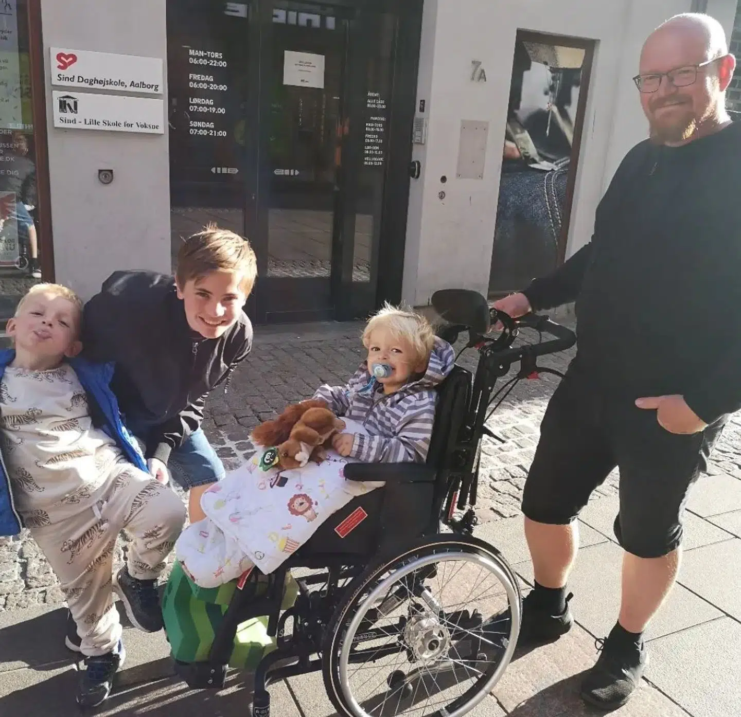 Sønnen Feliks blev ramt på førligheden efter blodproppen, men nu er det heldigvis kun armen, der hænger lidt. René Perhson har derudover også sønnen Maks på fire år (tv.) med hustruen Jannie Perhson, der også har de to sønner Yannick og Nici (tv.) fra et tidligere forhold.