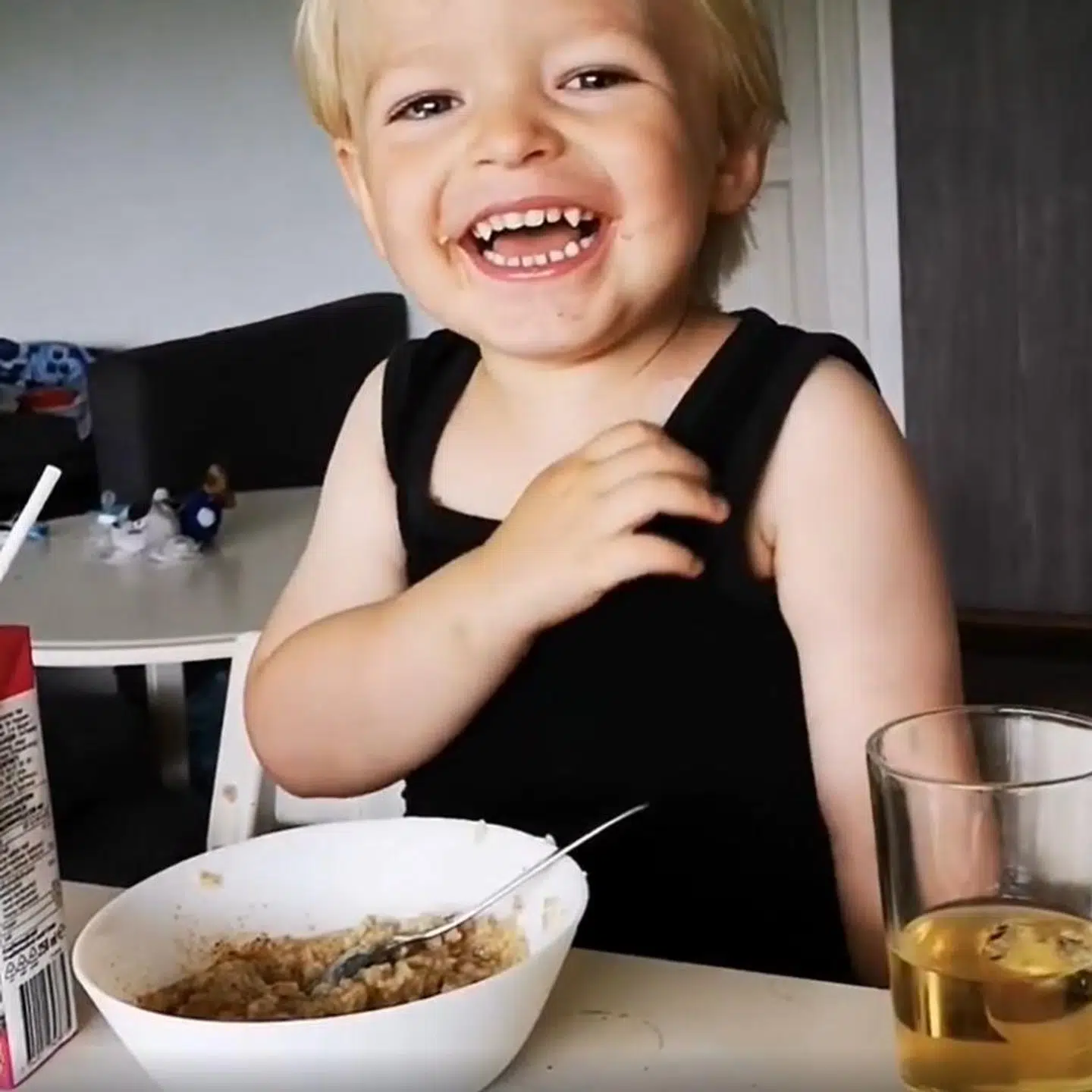 Feliks træner stadig sin højre arm og sin tale, men den treårige dreng er ved godt humør, og det samme er hans forældre.