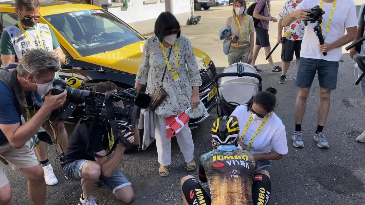 Rosa, datteren Trine Marie og barnebarnet Frida tager imod Jonas Vingegaard efter 7. etape af årets Tour de France.