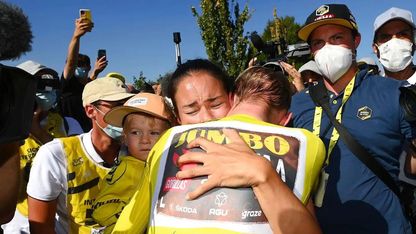 Jonas Vingegaard og Trine Marie Hansen efter lørdagens afsluttende enkeltstart i Tour de France.