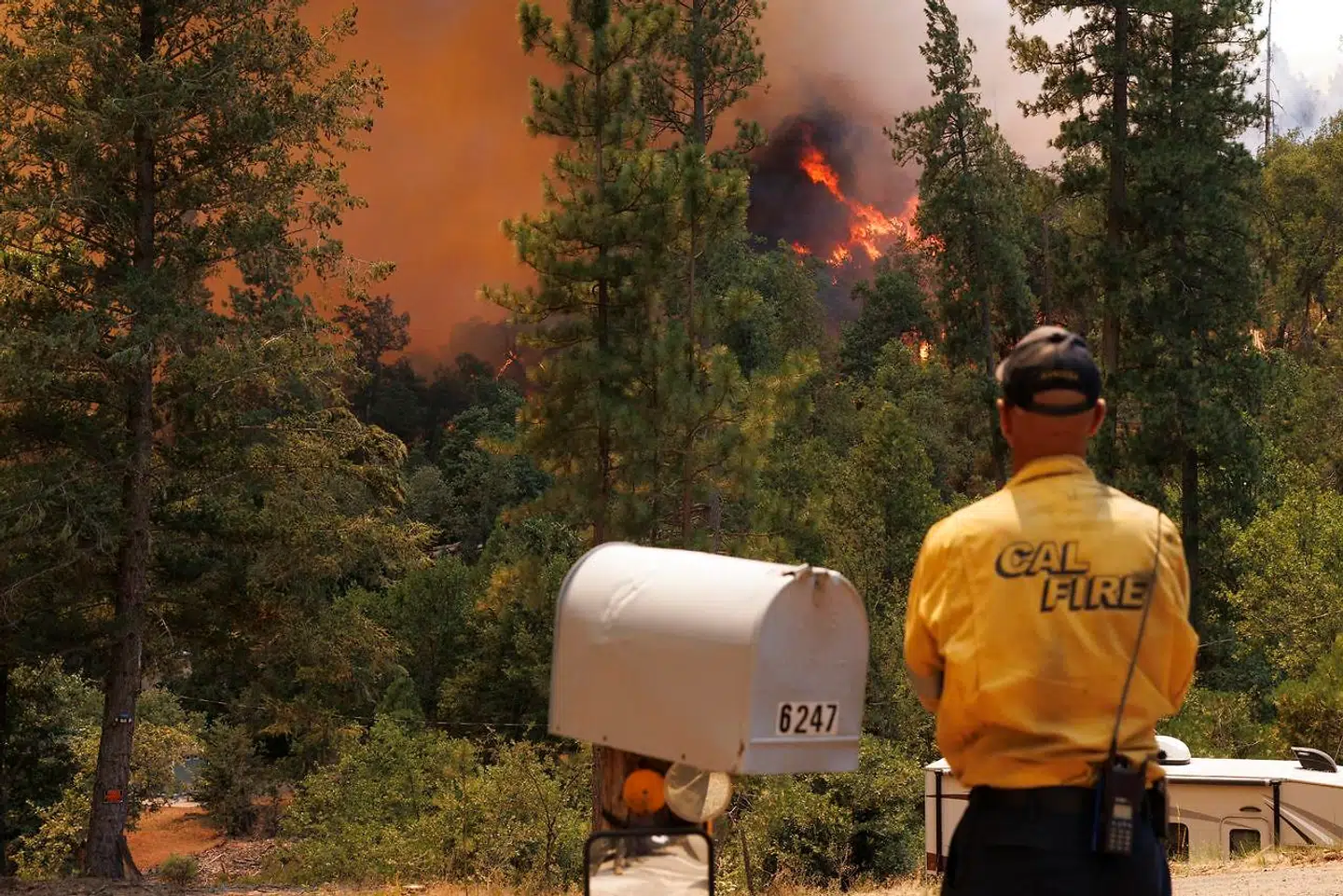 En brandmand ser på flammerne i Californien søndag. 2.400 hektarer er ødelagt.