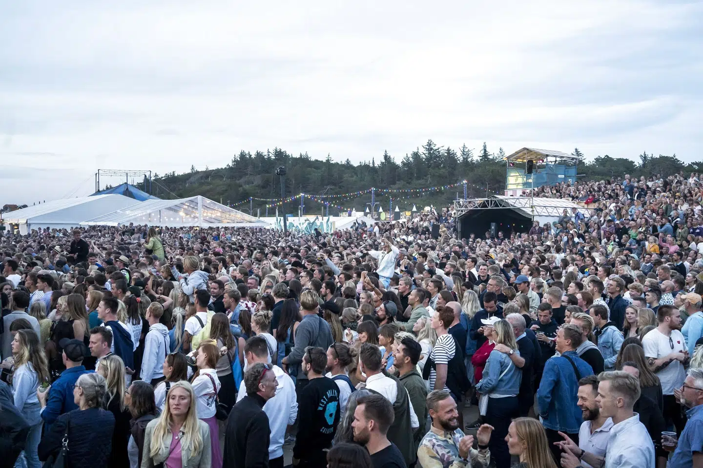 Festivalgæster til Musik i Lejet gør klogt i at tage regnjakken med. Der kan nemlig godt komme byger og regn henover weekenden, advarer DMI. (Arkivfoto). Celina Dahl/Ritzau Scanpix