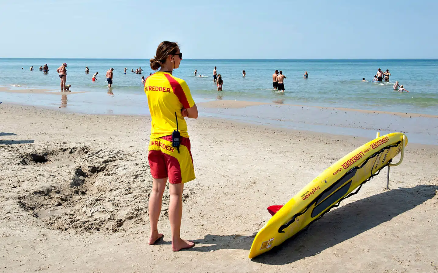 Med sommervarmen kommer badegæsterne, men langs nordsjællandske kyster kniber det med at skaffe livreddere nok. Arkivfoto: Henning Bagger/Ritzau Scanpix