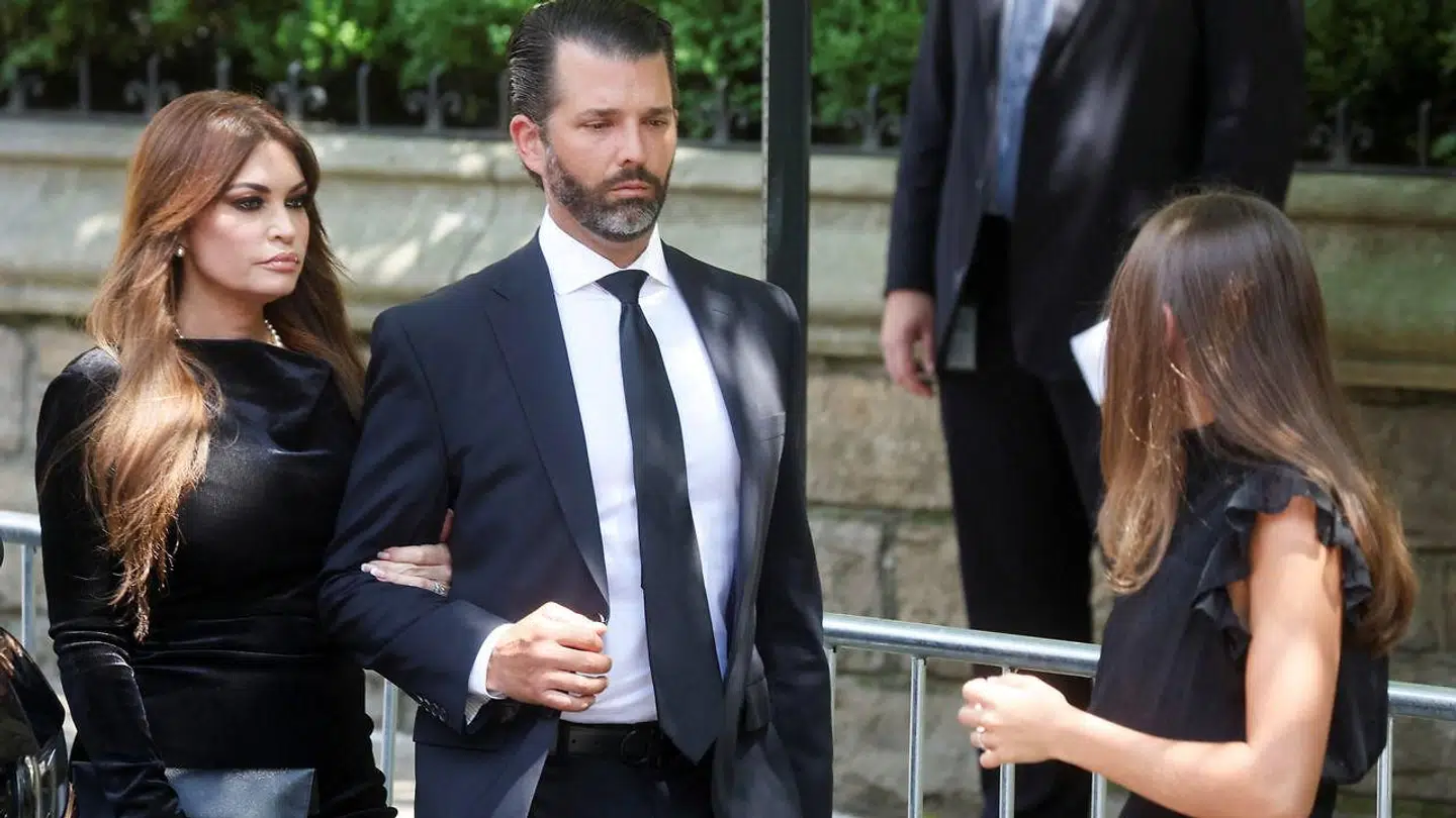 Donald Trump Jr. ankommer til begravelsen med sin forlovede, den tidligere Fox News-vært Kimberly Guilfoyle.
