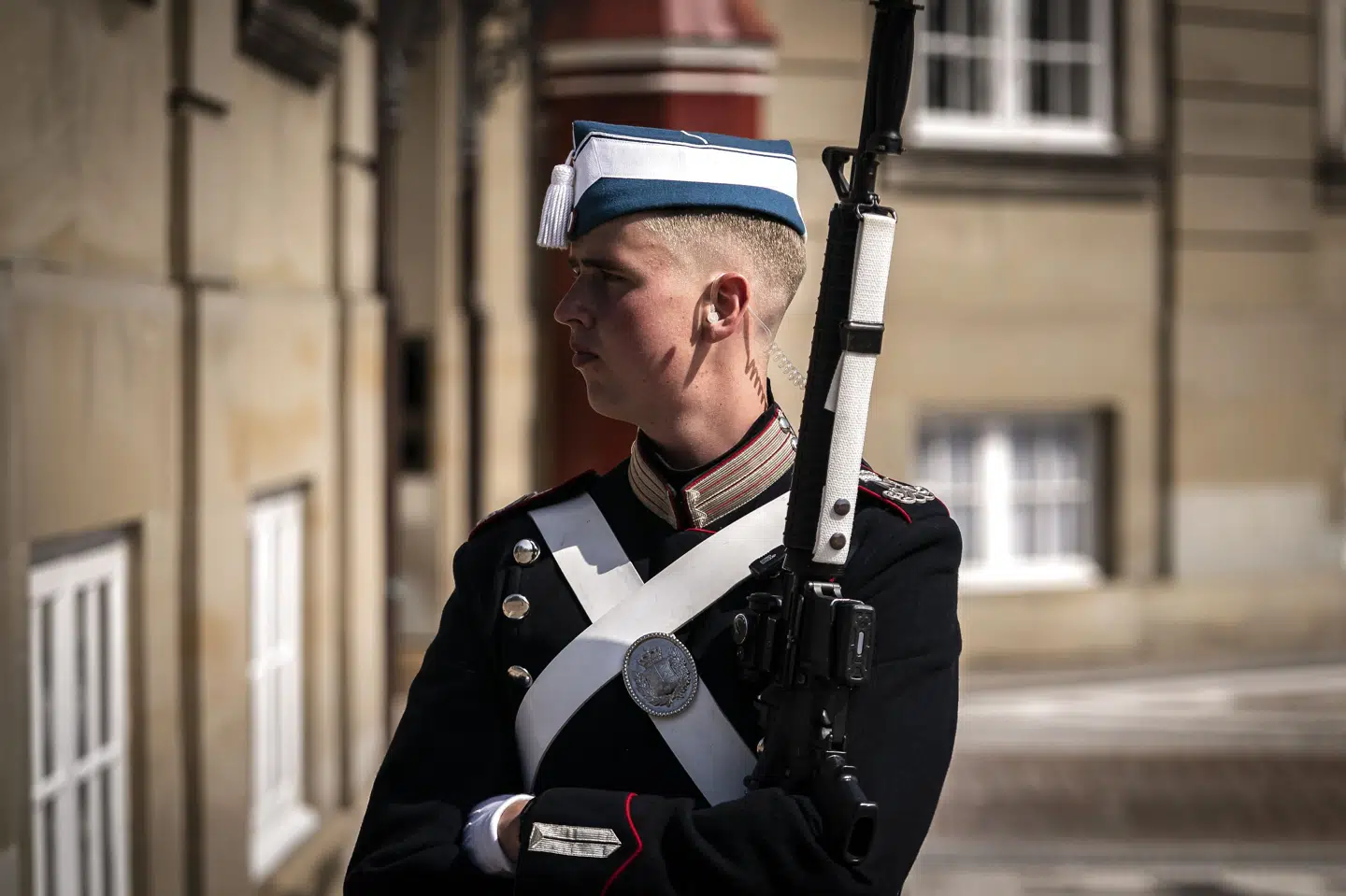 Den traditionelle bjørneskindshue er med sin sorte farve og pels meget krævende at bære på varme dage. Derfor har garderne i København fået tilladelse til at skifte den ud onsdag. Mads Claus Rasmussen/Ritzau Scanpix