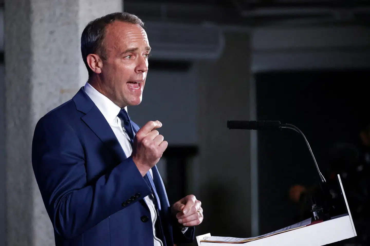 - Vi vil ikke lade dem, der er med til at finansiere Putin, udnytte det britiske retssystem til at lukke munden på deres kritikere, siger den britiske justitsminister, Dominic Raab. Henry Nicholls/Reuters