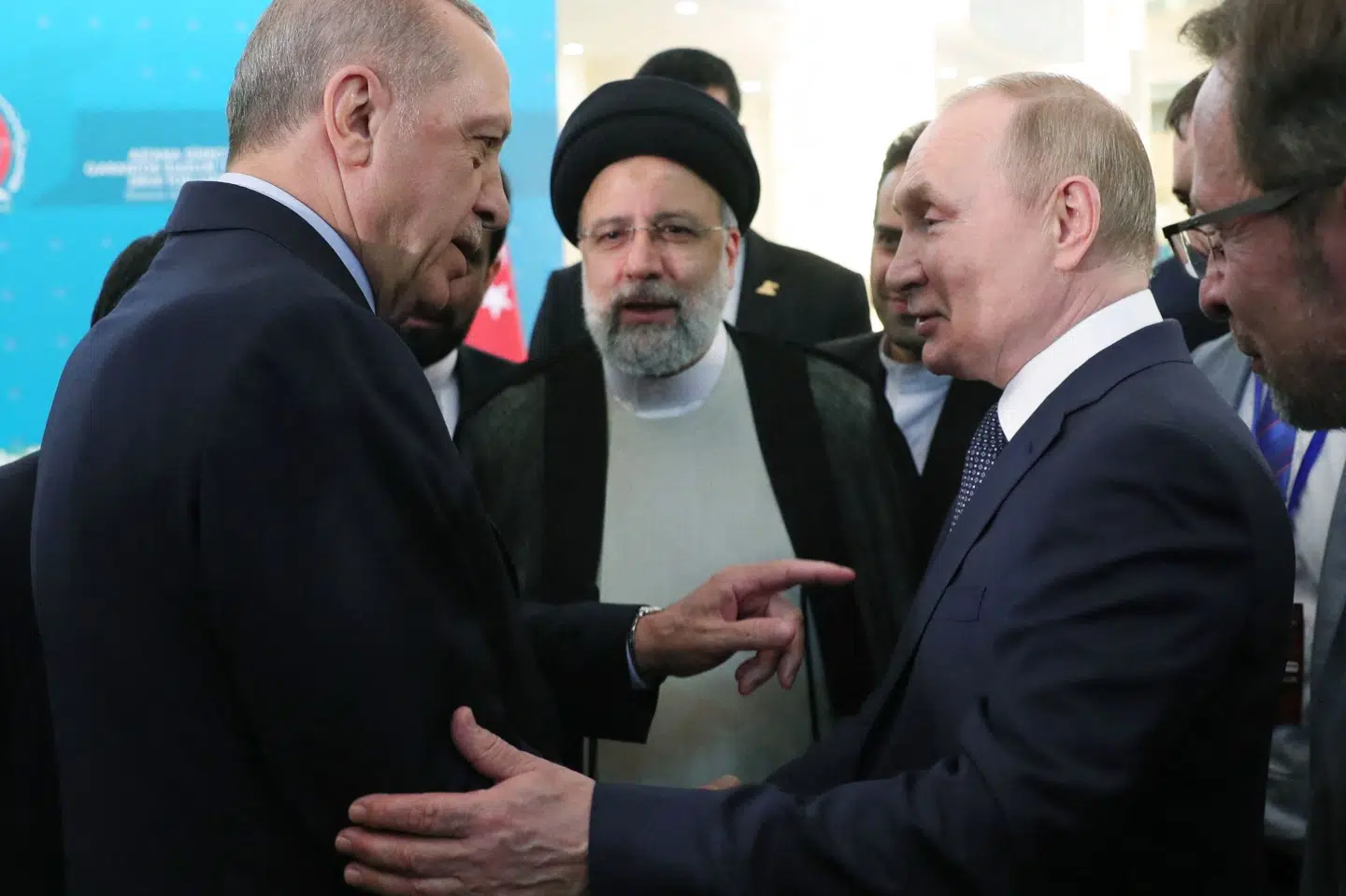 Tyrkiets præsident, Recep Tayyip Erdogan (t.v.), i snak med sin russiske modpart, Vladimir Putin (t.h.), mens deres vært i Teheran, Irans præsident, Ebrahim Raisi (i midten), lytter. Putin kræver, at vestlige sanktioner mod Rusland, som han hævder hindrer landets korneksport, må fjernes. Mustafa Kamaci/Ritzau Scanpix