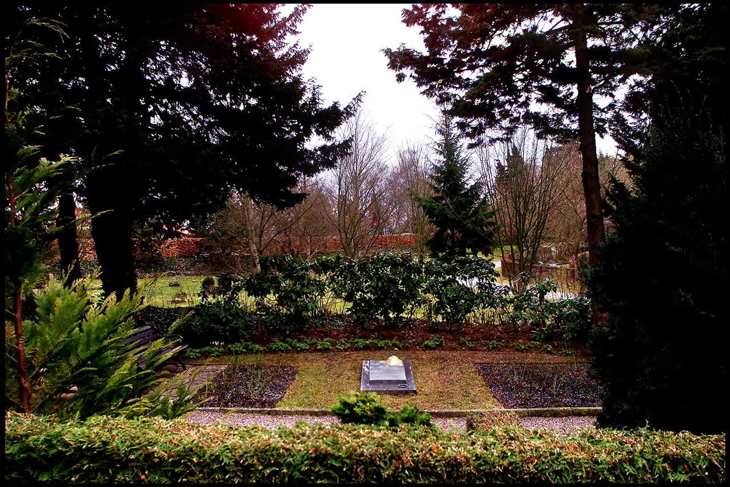 Der var ellers rigelig plads til én mere på Simon Spies' gravsted på Hørsholm Kirkegård, men her ville hans mor ikke ligge.