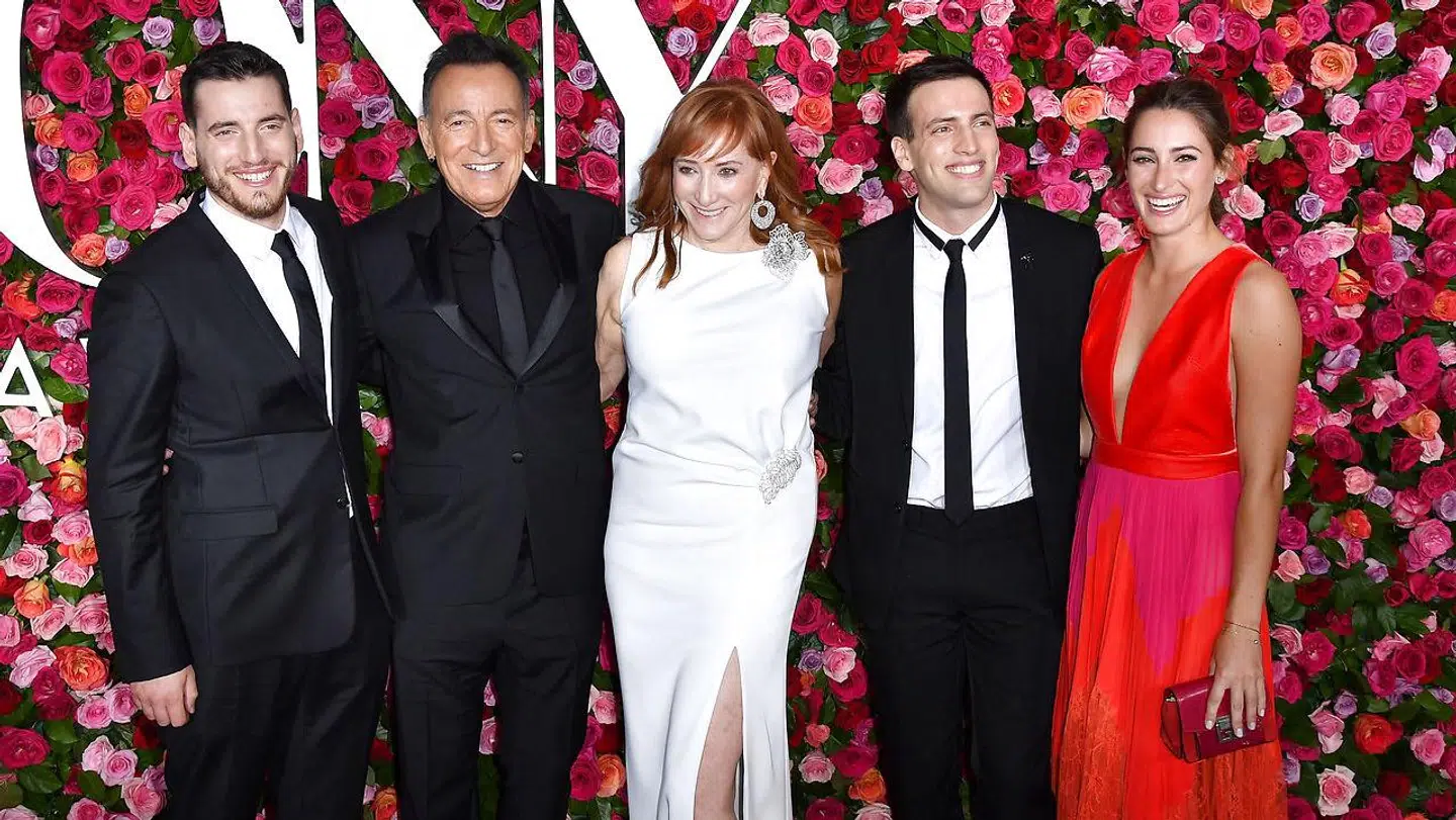 Bruce Springsteen og Patti Scialfa med deres tre børn, til venstre deres ældste søn Evan James Springsteen, og til højre den nybagte far, sønnen Sam Ryan Springsteen og datteren Jessica Rae Springsteen. Her på den røde løber i juni 2018.