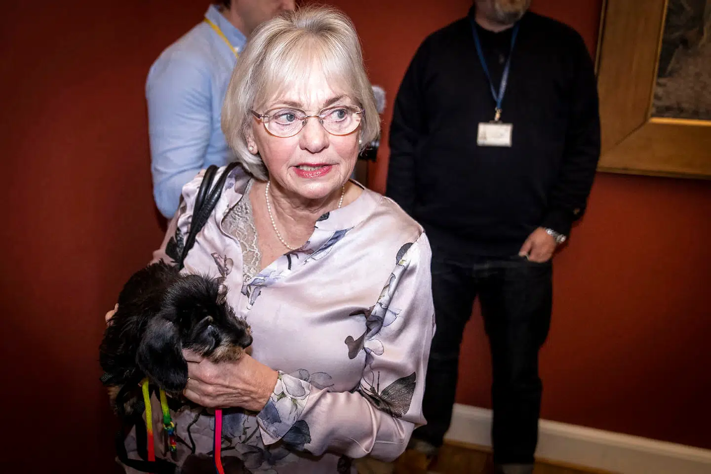 Pia Kjærsgaard ankommer med sin nye hundehvalp Sonja til Dansk Folkepartis første møde i folketingsgruppen efter formandsvalget på Christiansborg i København.