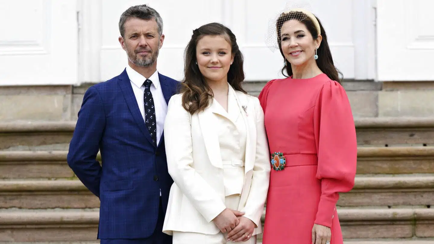 Prinsesse Isabella, Kronprins Frederik og Kronprinsesse Mary stiller op til fotografering efter Prinsesse Isabella er blevet konfirmeret i Fredensborg Slotskirke i Fredensborg. Foto: Philip Davali/Ritzau Scanpix