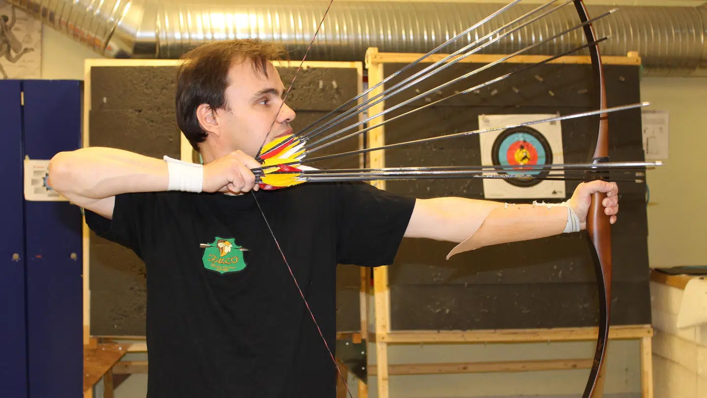 Lars Andersen har levet af sit talent som bueskytte i syv år. Foto: Privat