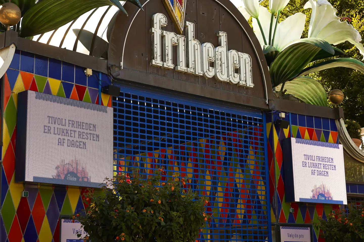 Tivoli Friheden i Aarhus vil lave en slags blød genåbning tirsdag. Det vil sige, at parken vil være åben i nogle timer, hvor folk kan gå rundt og se sig omkring. Men forlystelserne vil ikke være i drift. Mikkel Berg Pedersen/Ritzau Scanpix