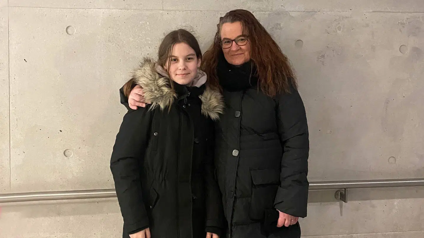 Zenia Kornum med sin 13-årige datter Kasia, som hver dag tager toget i skole. Foto: Privat