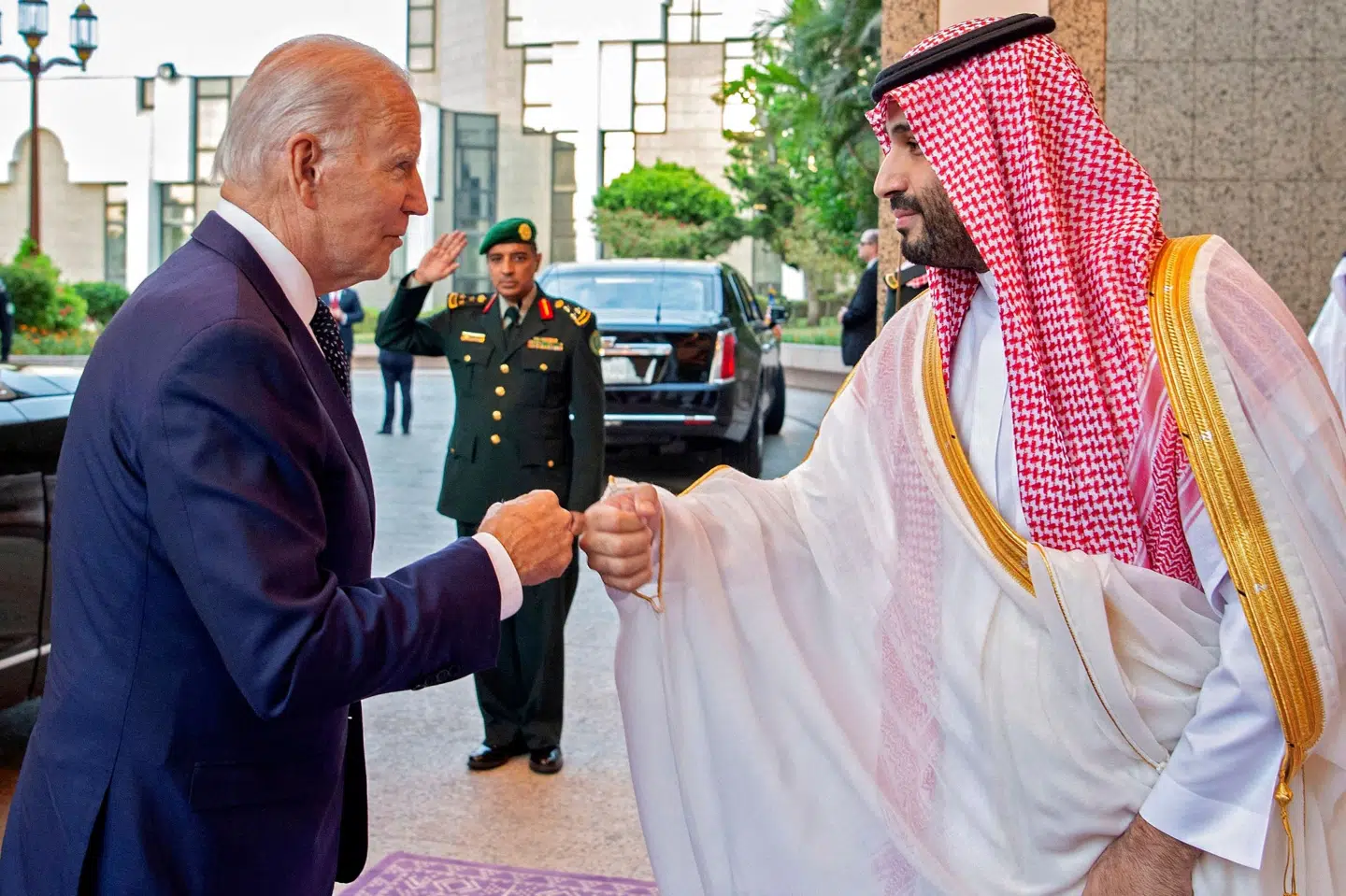 Præsident Joe Biden er fredag aften dansk tid landet i Saudi-Arabien, hvor han har hilst på kronprins Mohammed bin Salman med et såkaldt fist bump. Bandar Al-Jaloud/Ritzau Scanpix