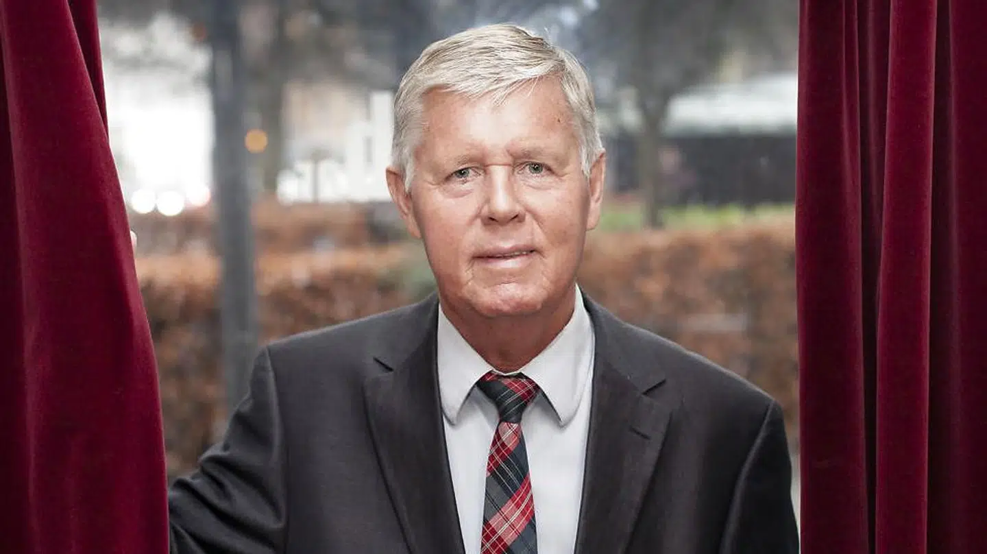 Her ses charterkongen Stig Elling, der nu langer hårdt ud efter SAS for at svigte charterkunderne.