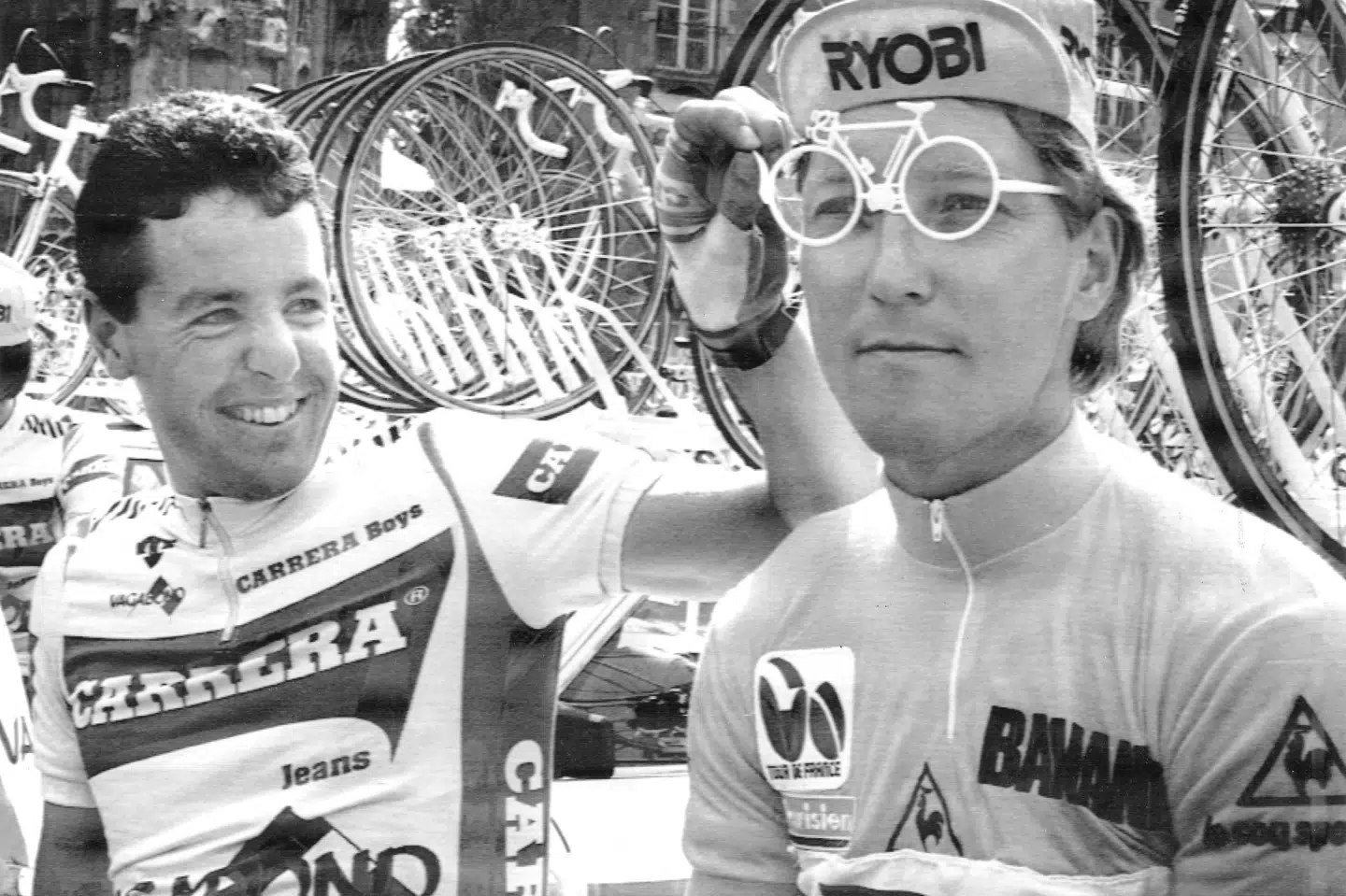 Jørgen V. Pedersen kørte i den gule førertrøje i fem dage i 1986. Her hygger han sig med holdkammeraten Stephen Roche, der vandt løbet året efter. Afp/Ritzau Scanpix