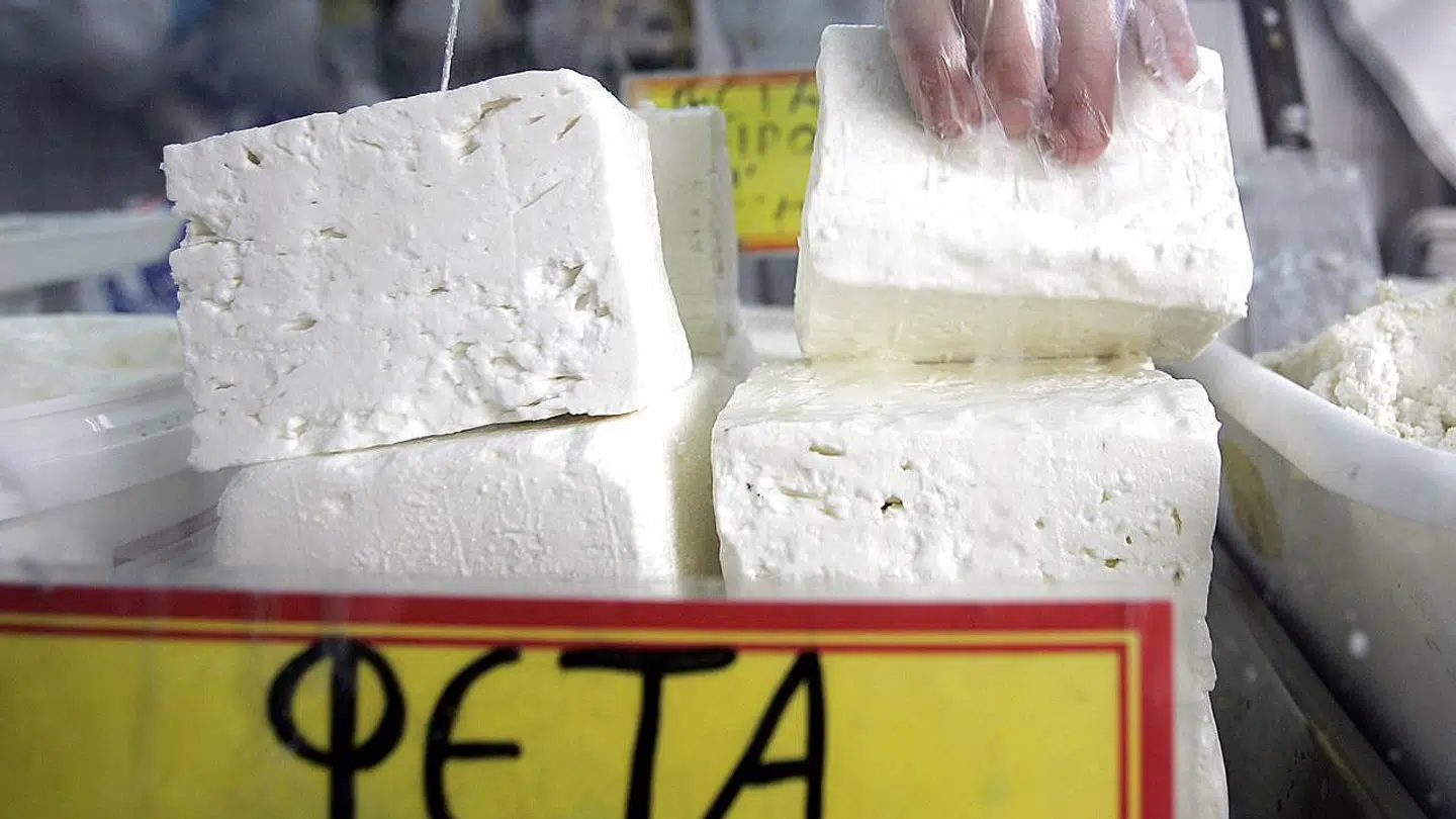 Grækenland og Cypern må kalde den hvide ost, der ofte bruges i salater, for feta. Det må danske mejerier, der producerer lignende ost ikke, selv om det eksporteres til tredjelande. (Arkivfoto).